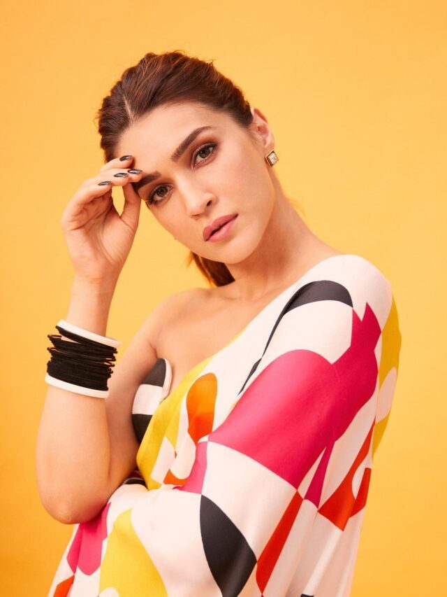 Kirti Sanon flaunts her stunning looks in latest abstract  Print 
saree