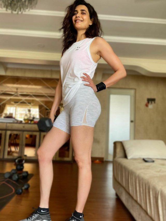 karishma-tanna-gives-fitness-inspiration-in-her-gym-workout-fits-7
