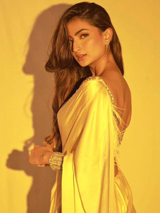 Palak-Tiwari-is-a-dazzling-sight-in-yellow-saree-and-golden-embellished-blouse-in-her-latest-photo-shoot-2