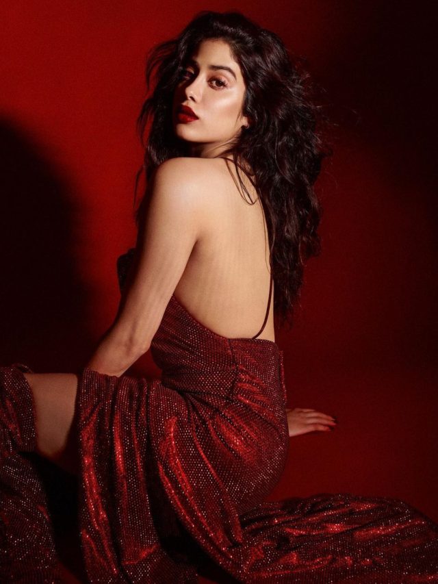 janhvi-kapoor-sexy-pics-1658385036